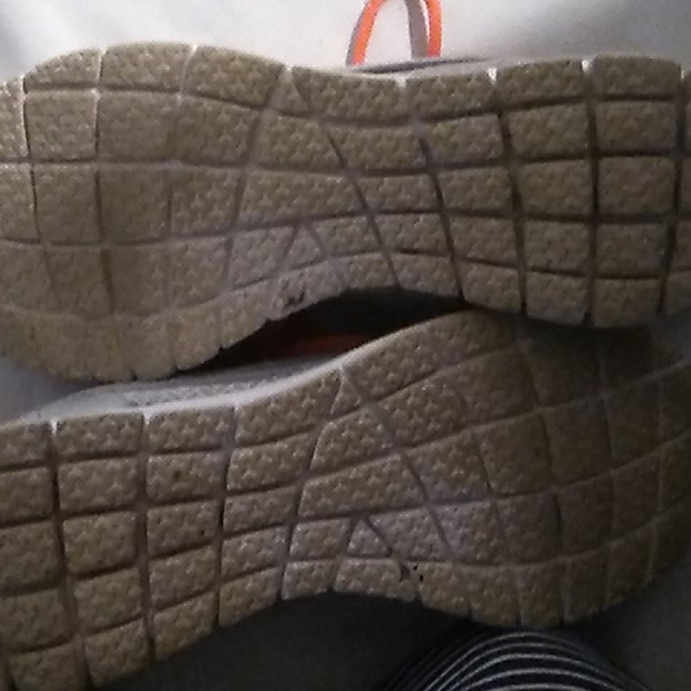 🖤Fila🖤 Sneakers - Picture 3 of 3